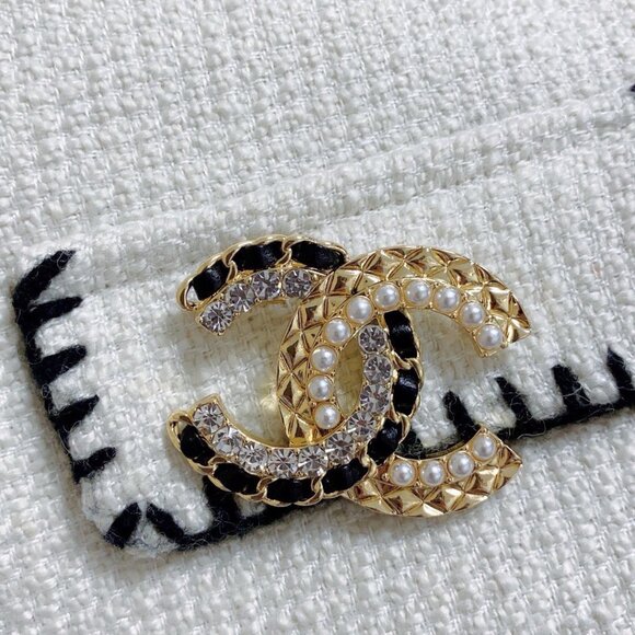CHANEL Gold Crystal Brooch - Picture 2 of 7
